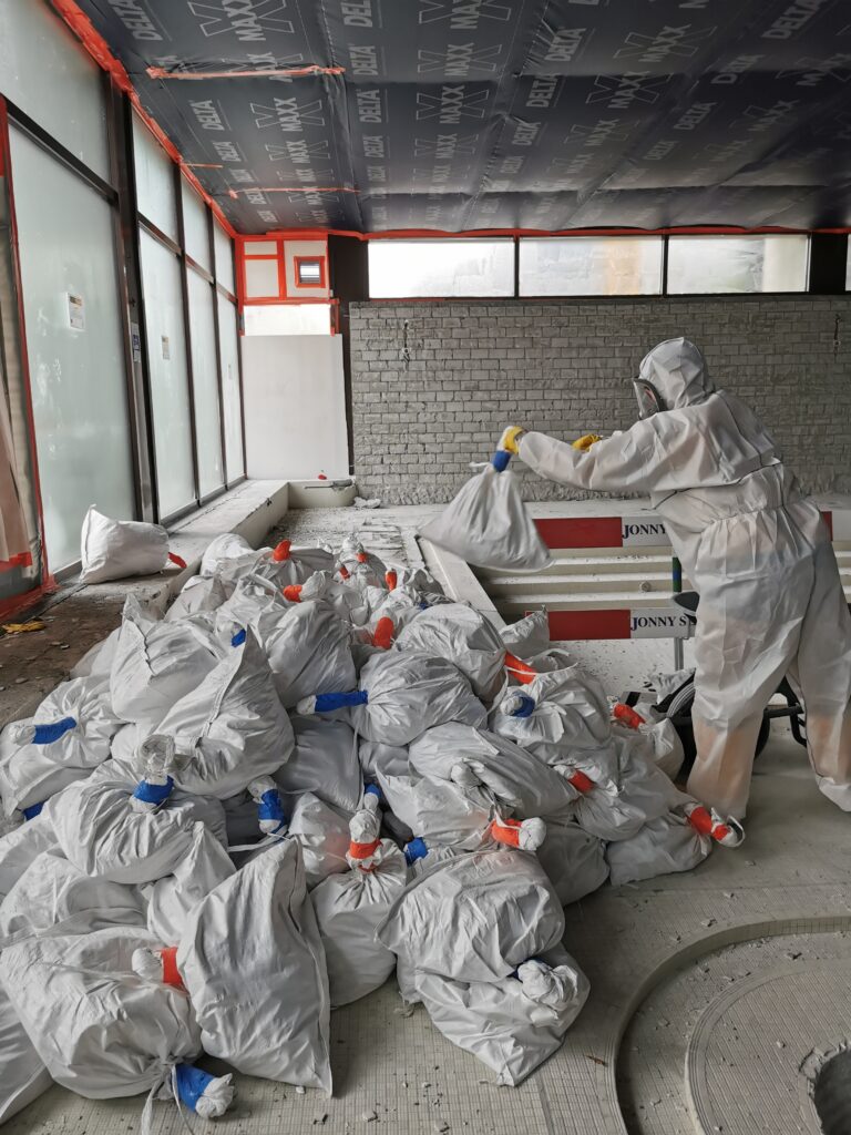 Für die schadstoffhaltigen Abfälle werden Säcke aus besonders starken Textilien verwendet und dreifach verpackt.