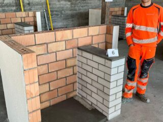 LernenderMaurer EFZ beim QV-Probelauf in Landquart mit seinem gemauertem Übungsobjekt