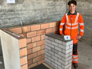 LernenderMaurer EFZ beim QV-Probelauf in Landquart mit seinem gemauertem Übungsobjekt