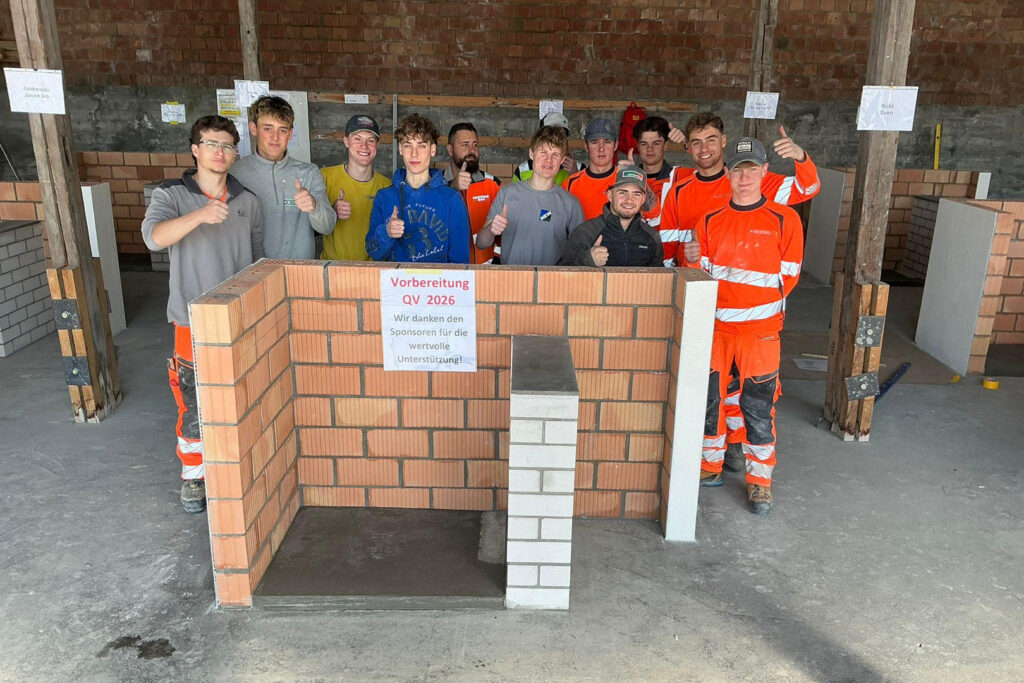 Lernende Maurer EFZ beim QV-Probelauf in Landquart mit gemauertem Übungsobjekt