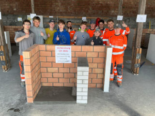 Lernende Maurer EFZ beim QV-Probelauf in Landquart mit gemauertem Übungsobjekt