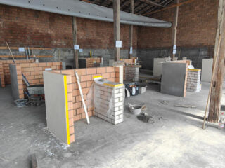 Arbeitsplätze der Maurer-Lernenden beim QV-Probelauf in Landquart mit verschiedenen Mauerwerken