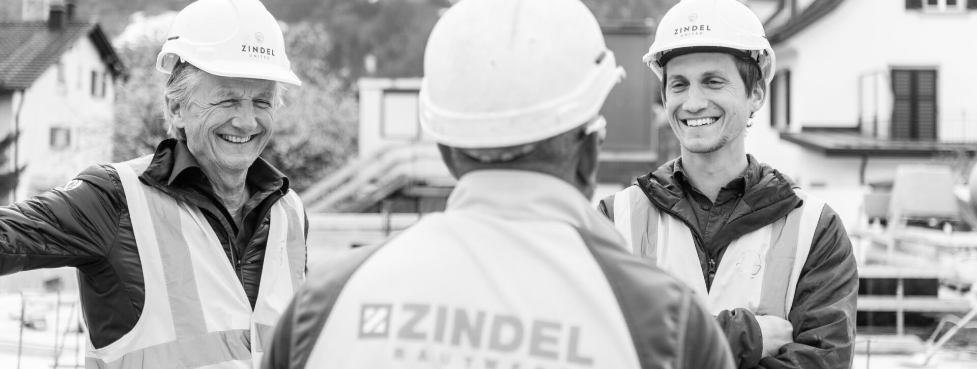 Andreas Zindel-Schnell, COO, zusammen mit Andreas Zindel, CEO auf einer Baustelle in Maienfeld, am 9. April 2021. Foto: Mattias Nutt